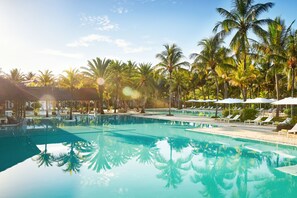 Außenpool, Sonnenschirme, Liegestühle