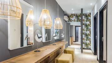 6 bars/lounges, een poolbar, een strandbar