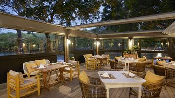 9 restaurants, breakfast, lunch, dinner served; international cuisine