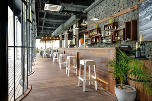 6 bars/lounges, poolside bar, beach bar - The Ravenala Attitude (Balaclava)