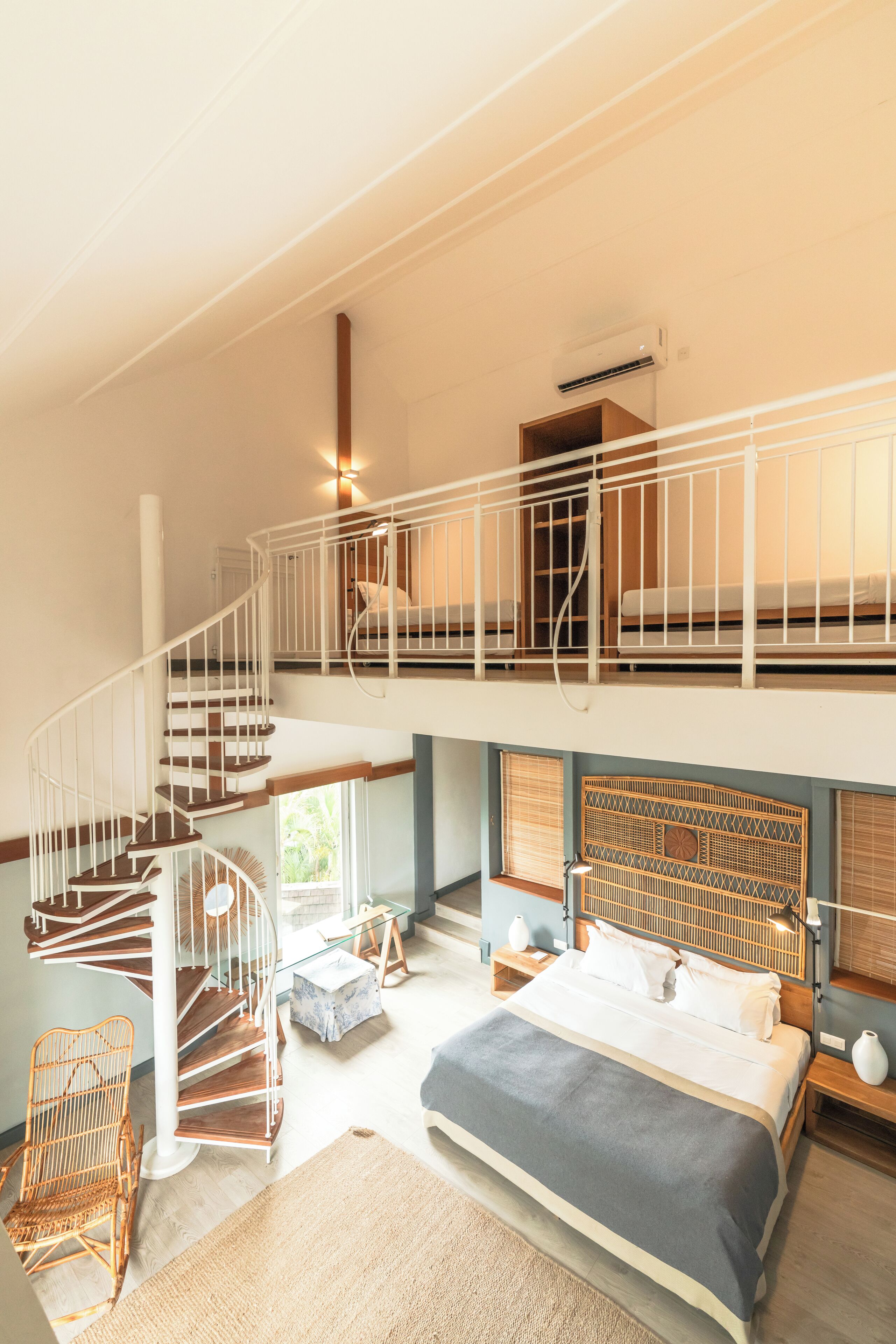 Familjesvit (2 Adt + 3 Chd, OTA) | Minibar, värdeförvaringsskåp på rummet och skrivbord