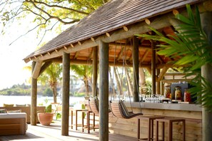 9 restaurants; breakfast, lunch, and dinner served