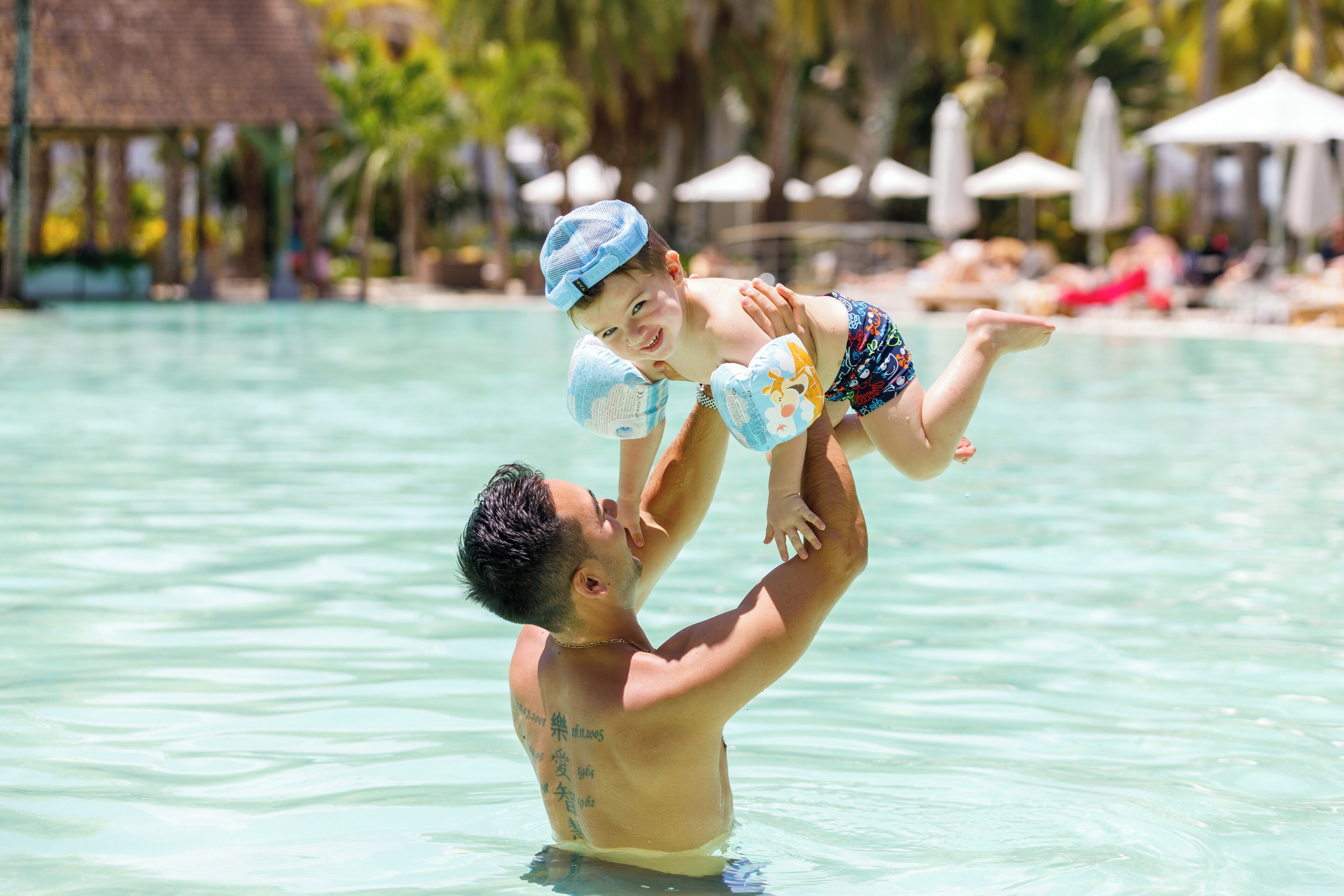 室外游泳池，池畔遮阳伞，日光浴躺椅