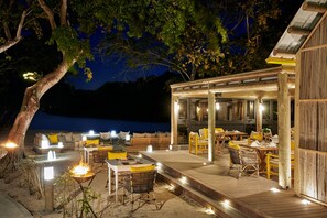 9 restaurants, breakfast, lunch, dinner served; international cuisine - The Ravenala Attitude (Balaclava)