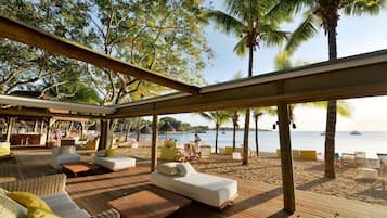 Accommodatie ligt op het strand, ligstoelen, parasols, strandlakens