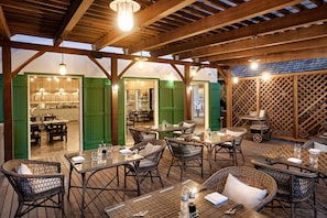 9 restaurants, breakfast, lunch, dinner served; international cuisine