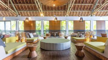 Área de estar no saguão