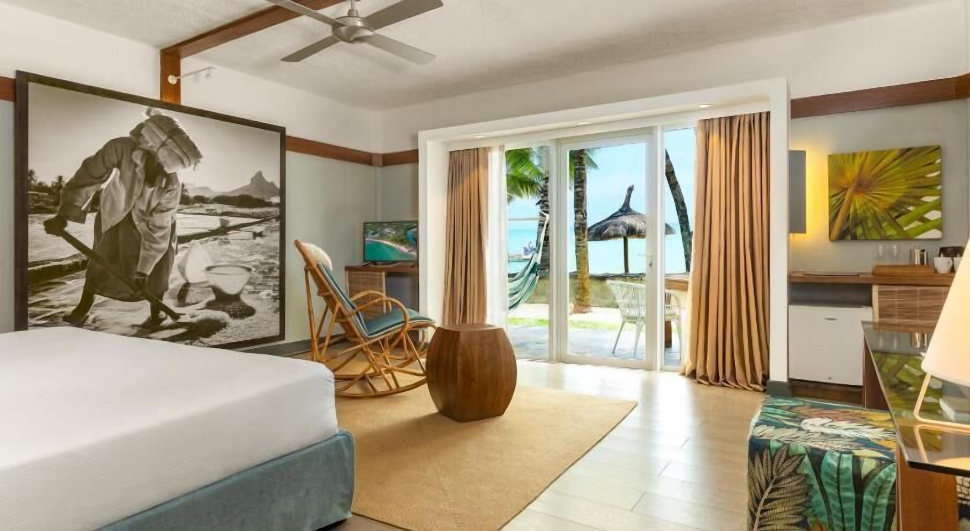 Minibar, Zimmersafe, Schreibtisch, Verdunkelungsvorhänge