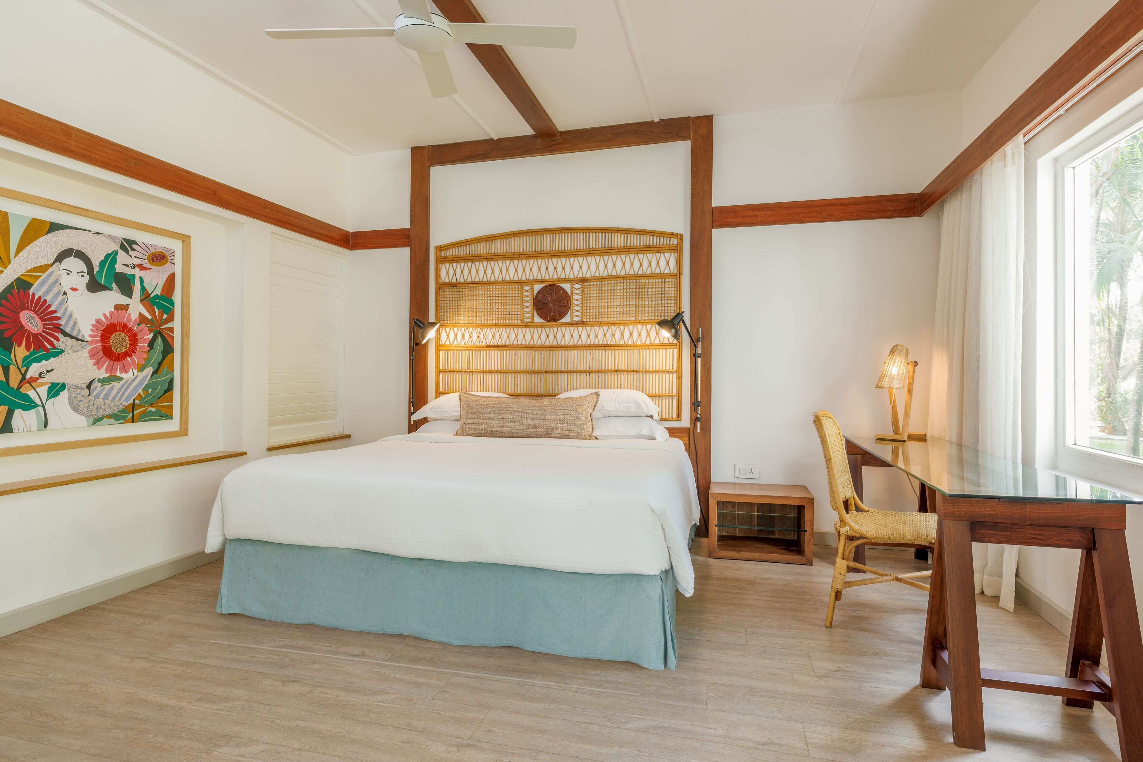 Een slaapkamer met een bed, een bureau en een stoel.