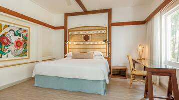 Een slaapkamer met een bed, een bureau en een stoel.