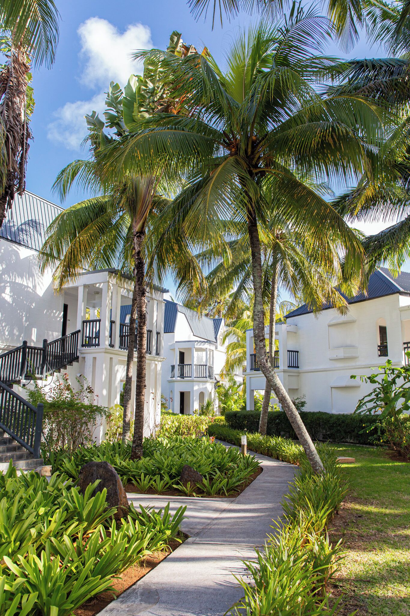 ميني بار وخزنة داخل الغرفة ومكتب وستائر تعتيم