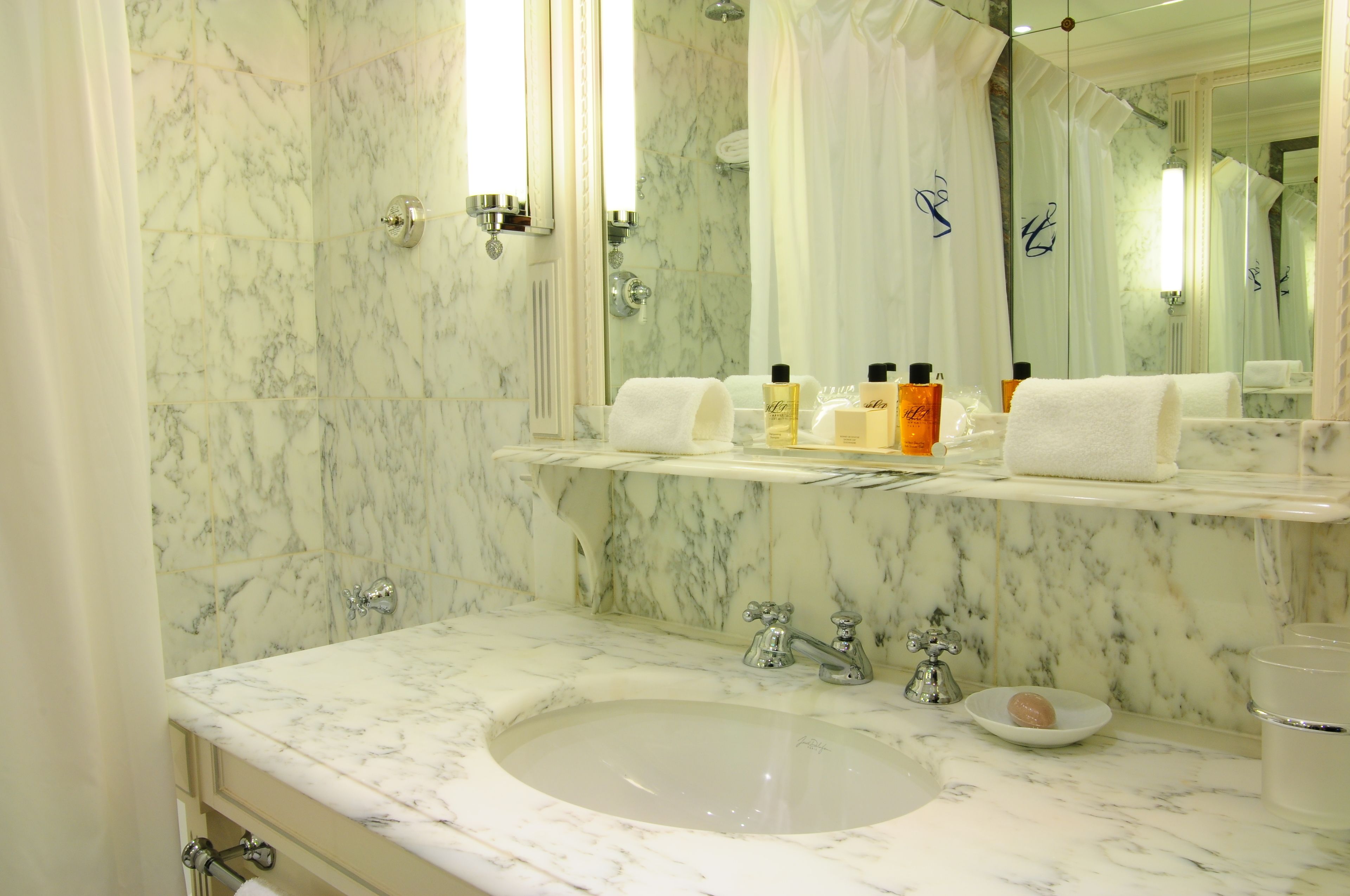 executive double room | bathroom | combined shower/bathtub, deep-soaking bathtub, free toiletries