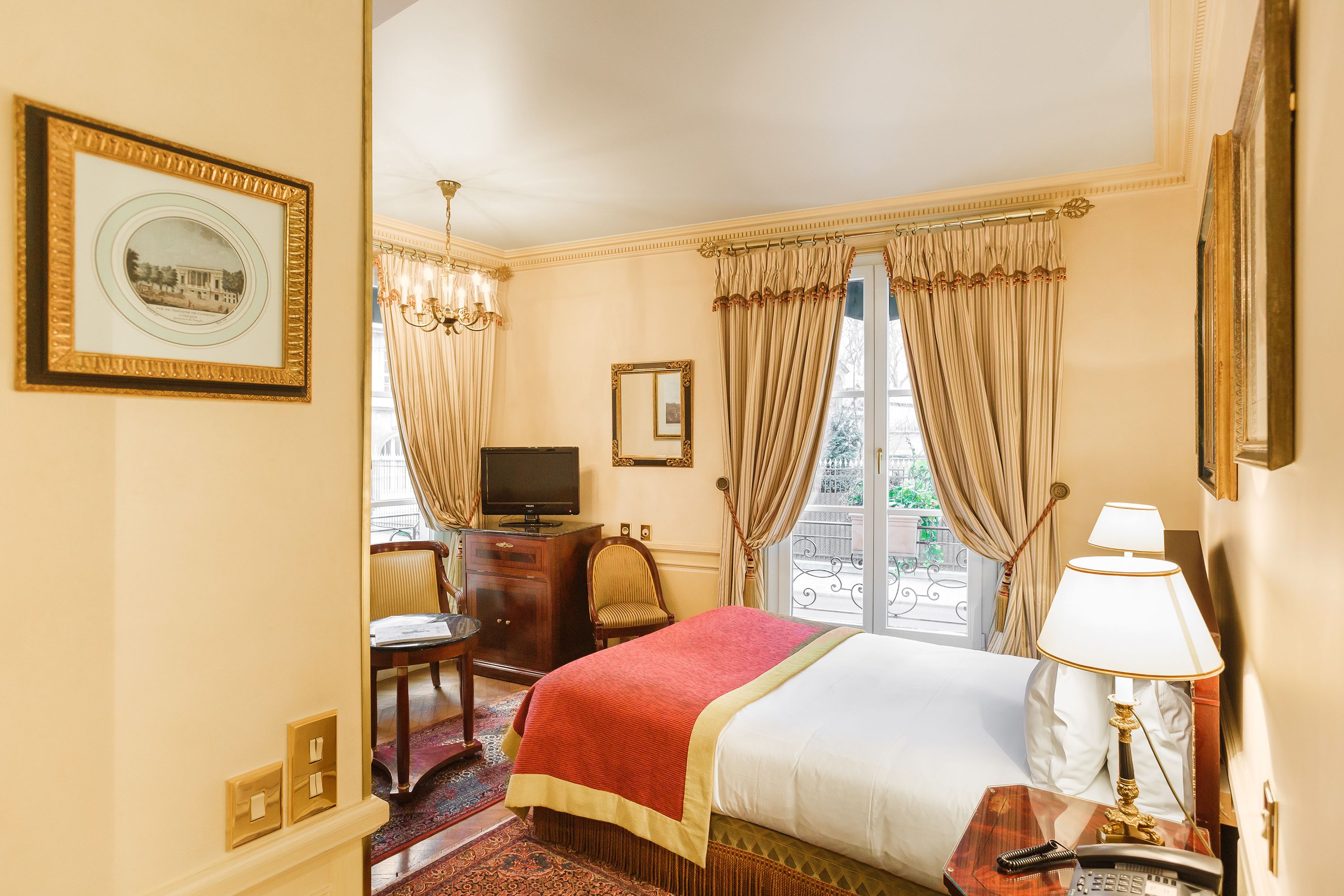 classic single room | minibar, in-room safe, desk, soundproofing