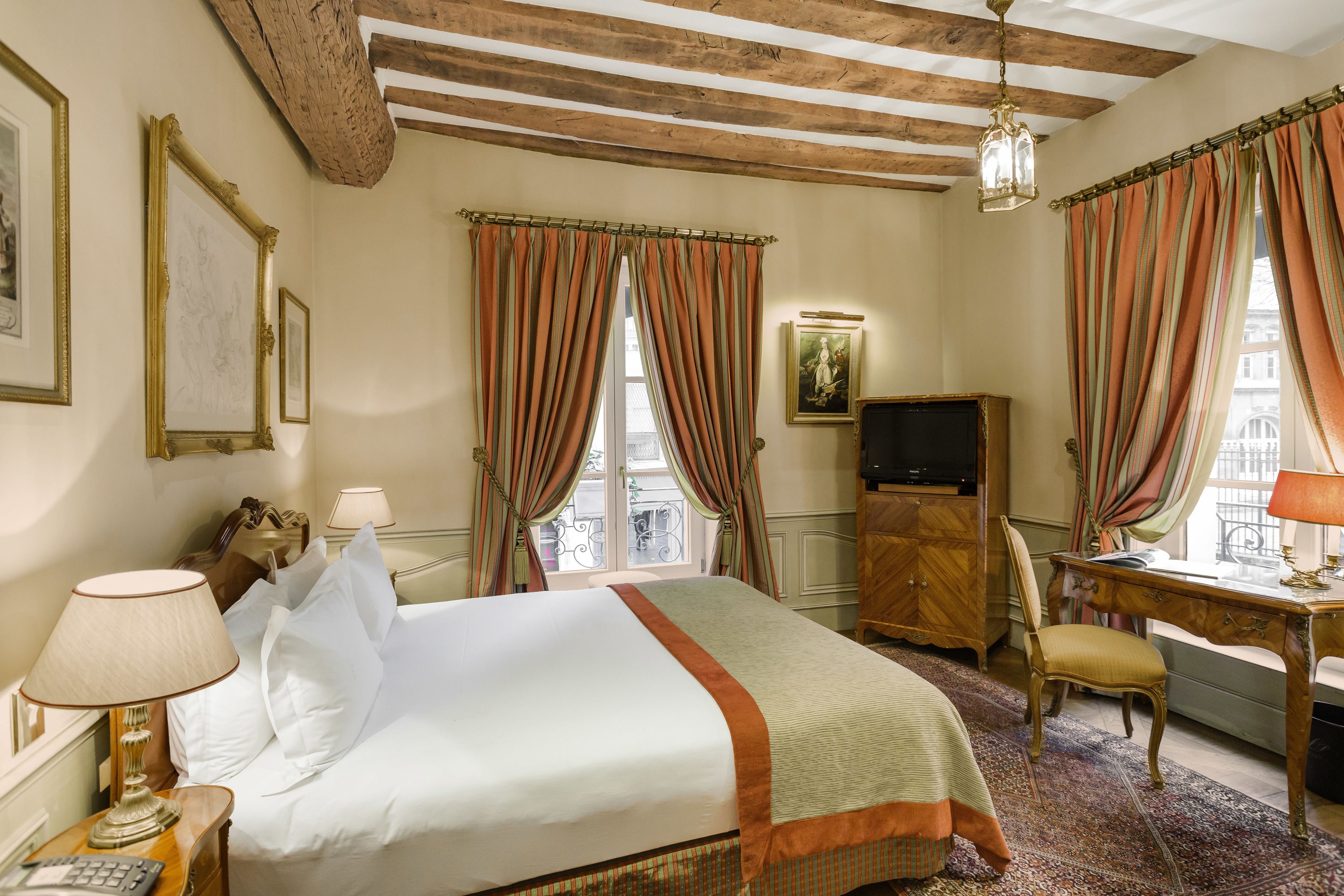 executive double room | minibar, in-room safe, desk, soundproofing