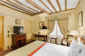 Classic Double Room | Minibar, in-room safe, desk, soundproofing