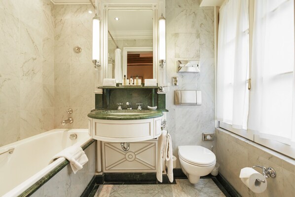 Un baño con bañera, inodoro y lavabo.