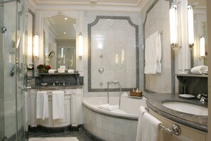 Junior Suite | Bathroom | Combined shower/bathtub, deep-soaking bathtub, free toiletries - Hotel Luxembourg Parc (Paris)