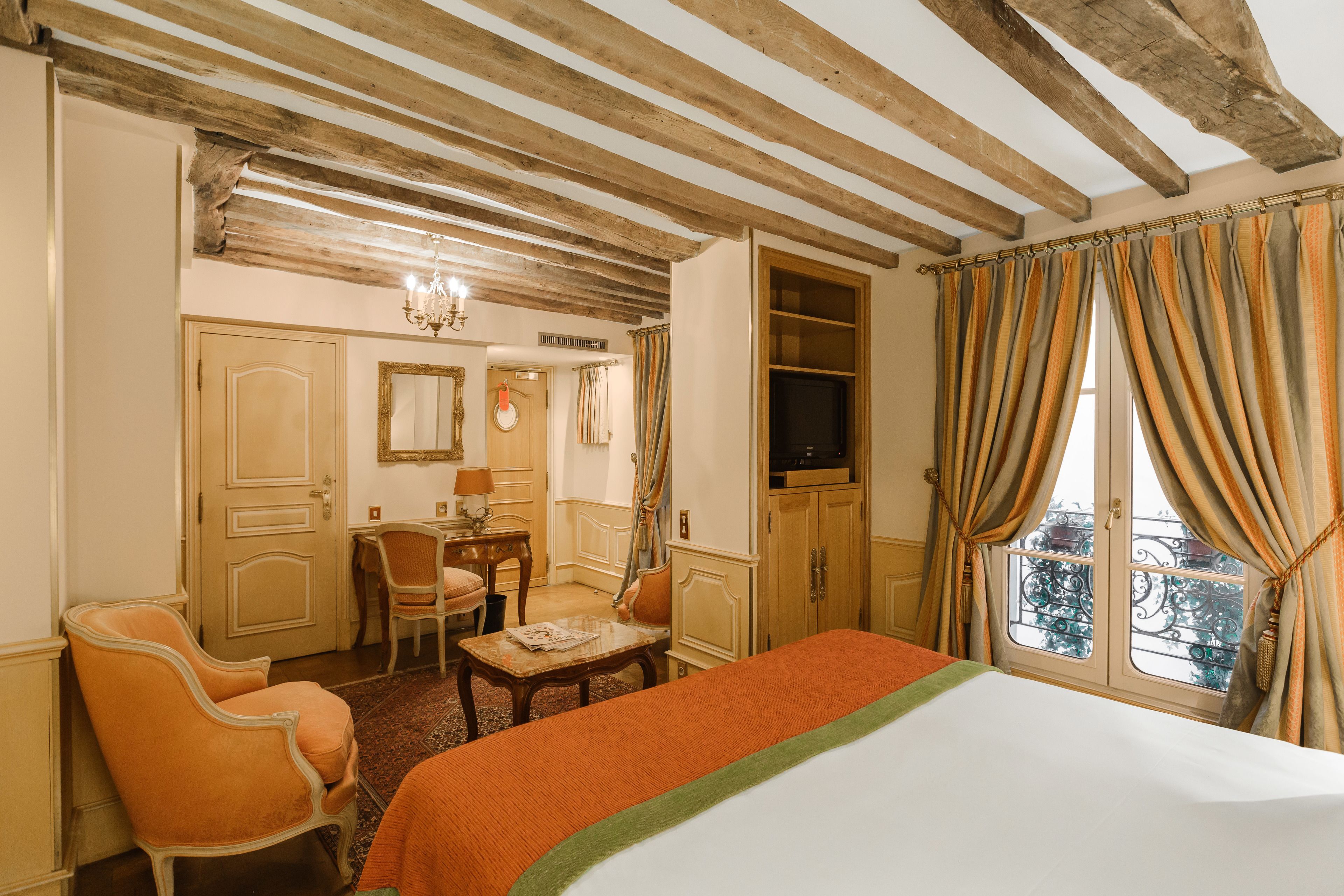 executive double room | minibar, in-room safe, desk, soundproofing