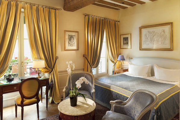 Quarto casal superior | Frigobar, cofres nos quartos, escrivaninha, quartos à prova de som