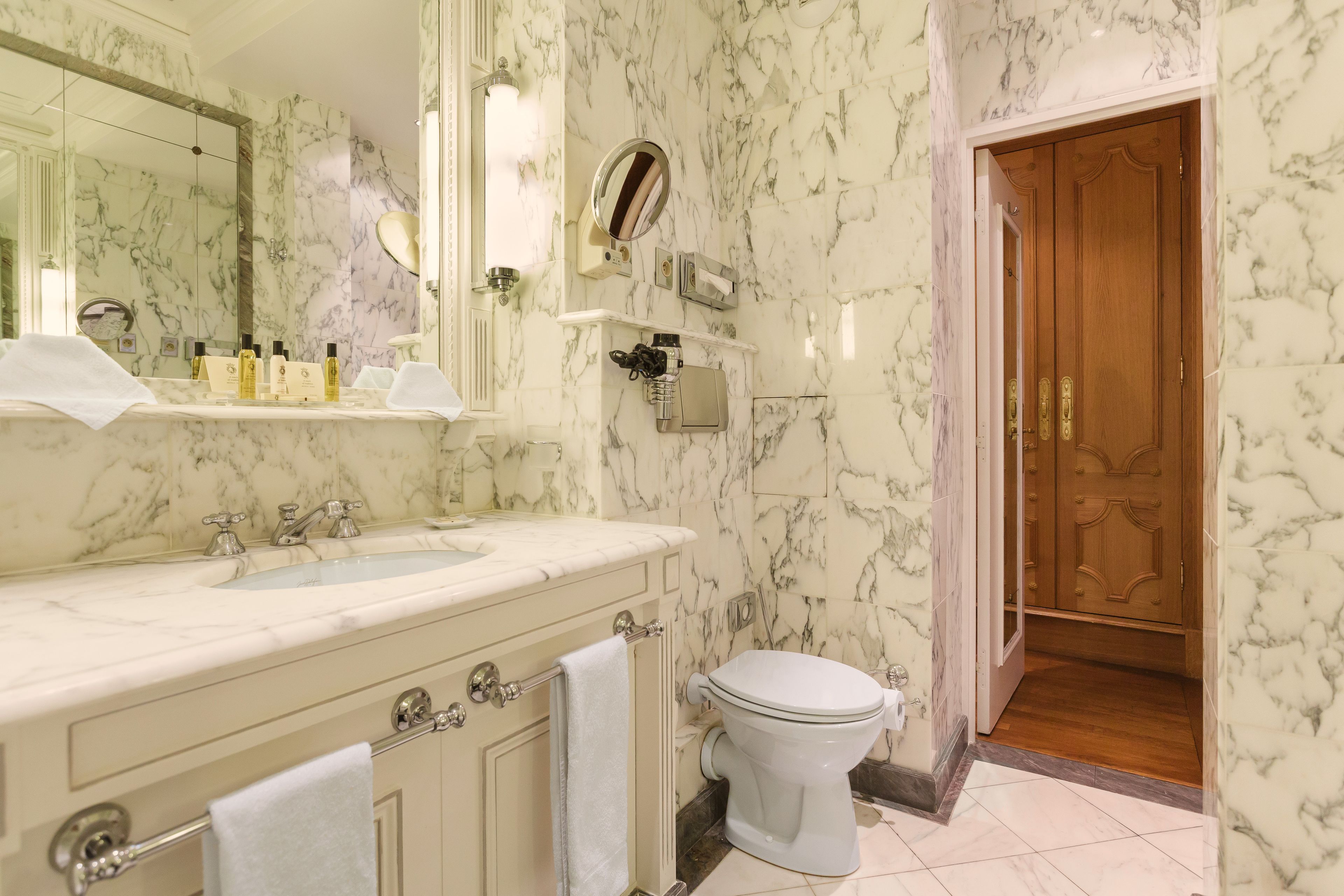 combined shower/bathtub, deep-soaking bathtub, free toiletries