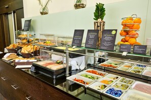 Café da manhã com buffet todos os dias (EUR 24 por pessoa)
