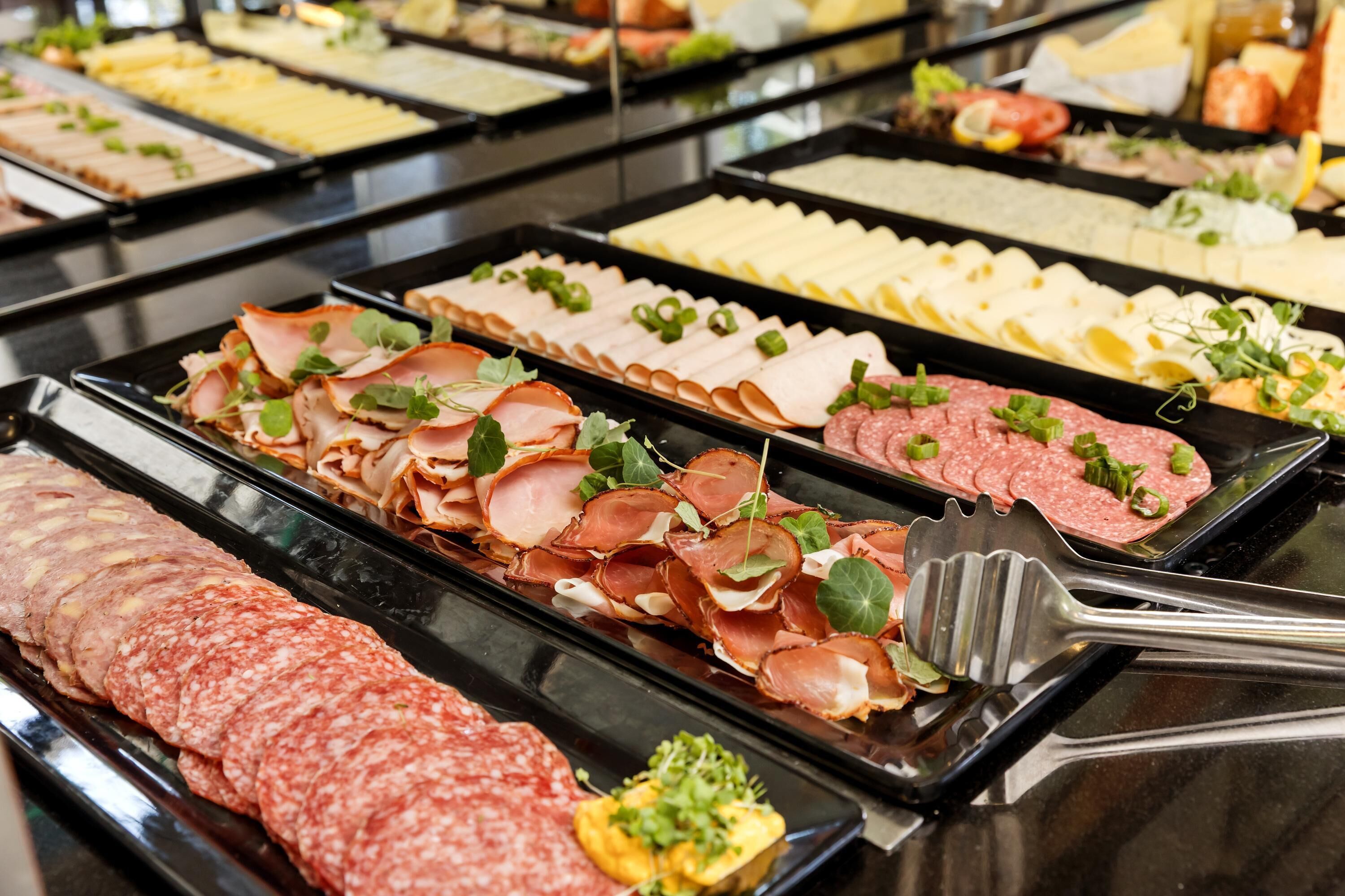 Ein Buffet mit einer Auswahl an Aufschnitt und Käse.