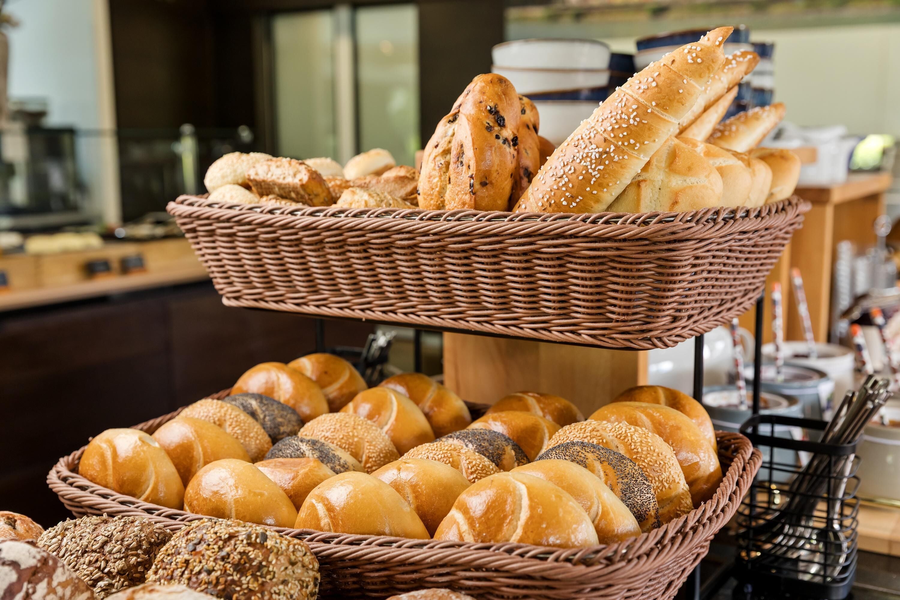 Verschiedene Brotsorten in Weidenkörben präsentiert.