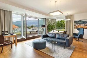 Suíte | Roupas de cama antialérgicas, frigobar, cofres nos quartos, escrivaninha