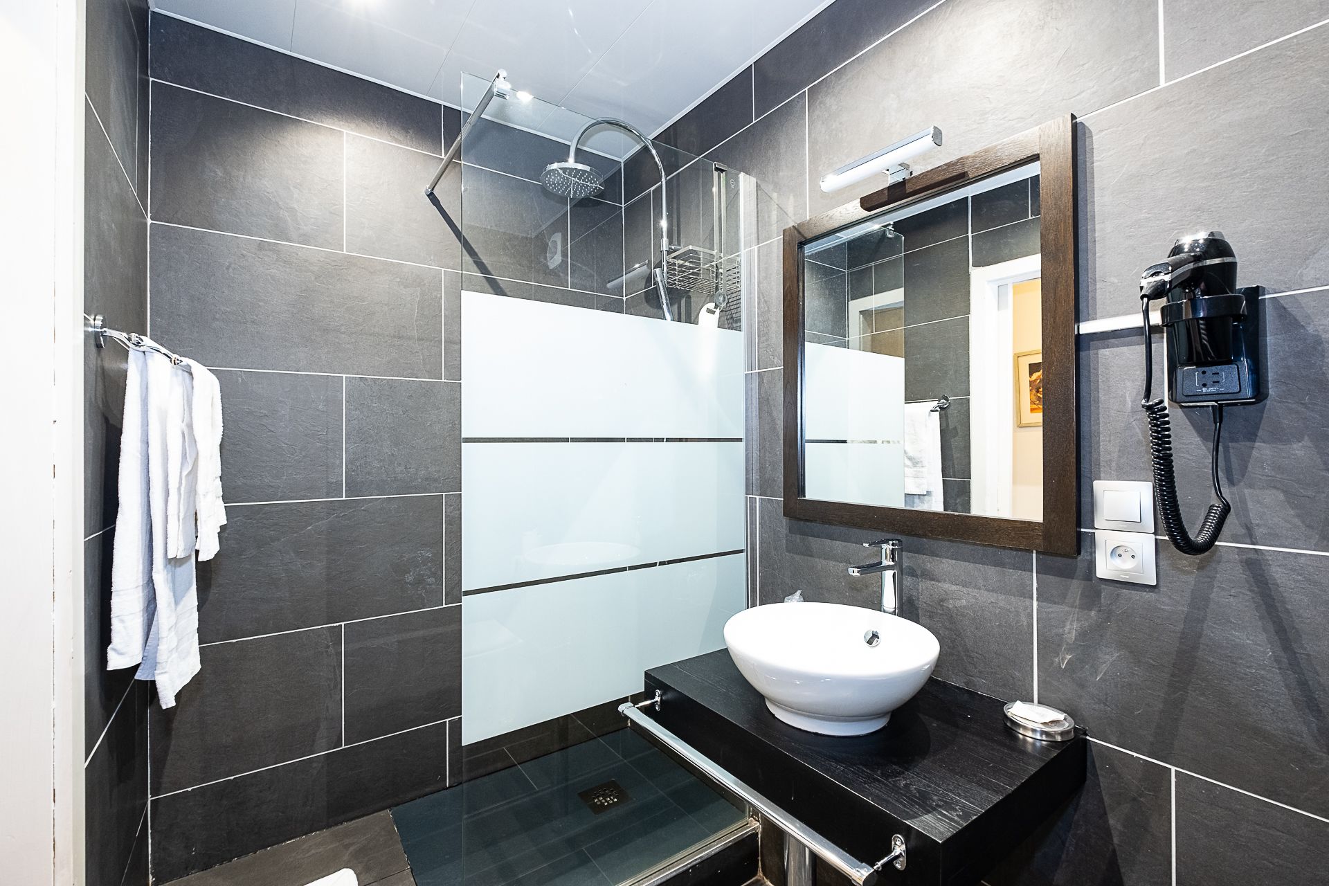 rainfall showerhead, free toiletries, hair dryer, towels