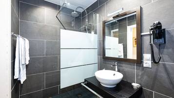 Rainfall showerhead, free toiletries, hair dryer, towels