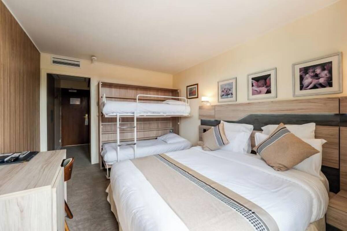 Escritorio, cortinas opacas, tabla de planchar con plancha y wifi gratis