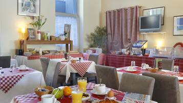 Päivittäinen buffetaamiainen (13 EUR per henkilö)