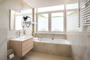 Rainfall showerhead, free toiletries, hair dryer, towels
