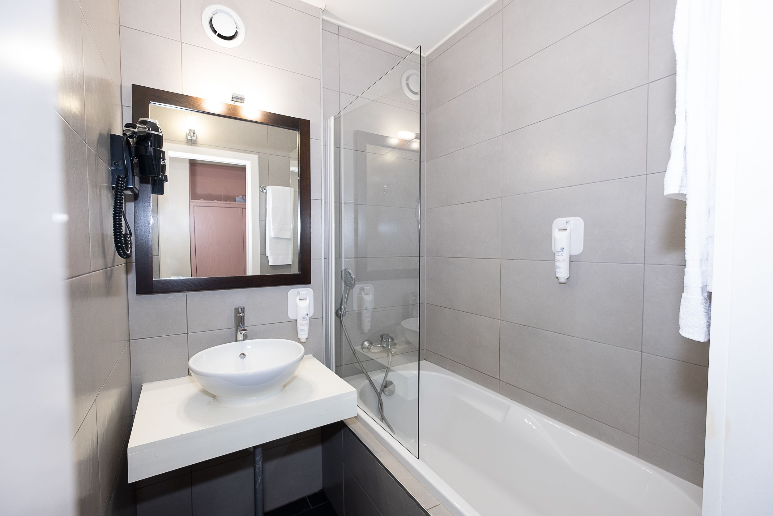 comfort double room single use | desk, blackout curtains, iron/ironing board, free wifi