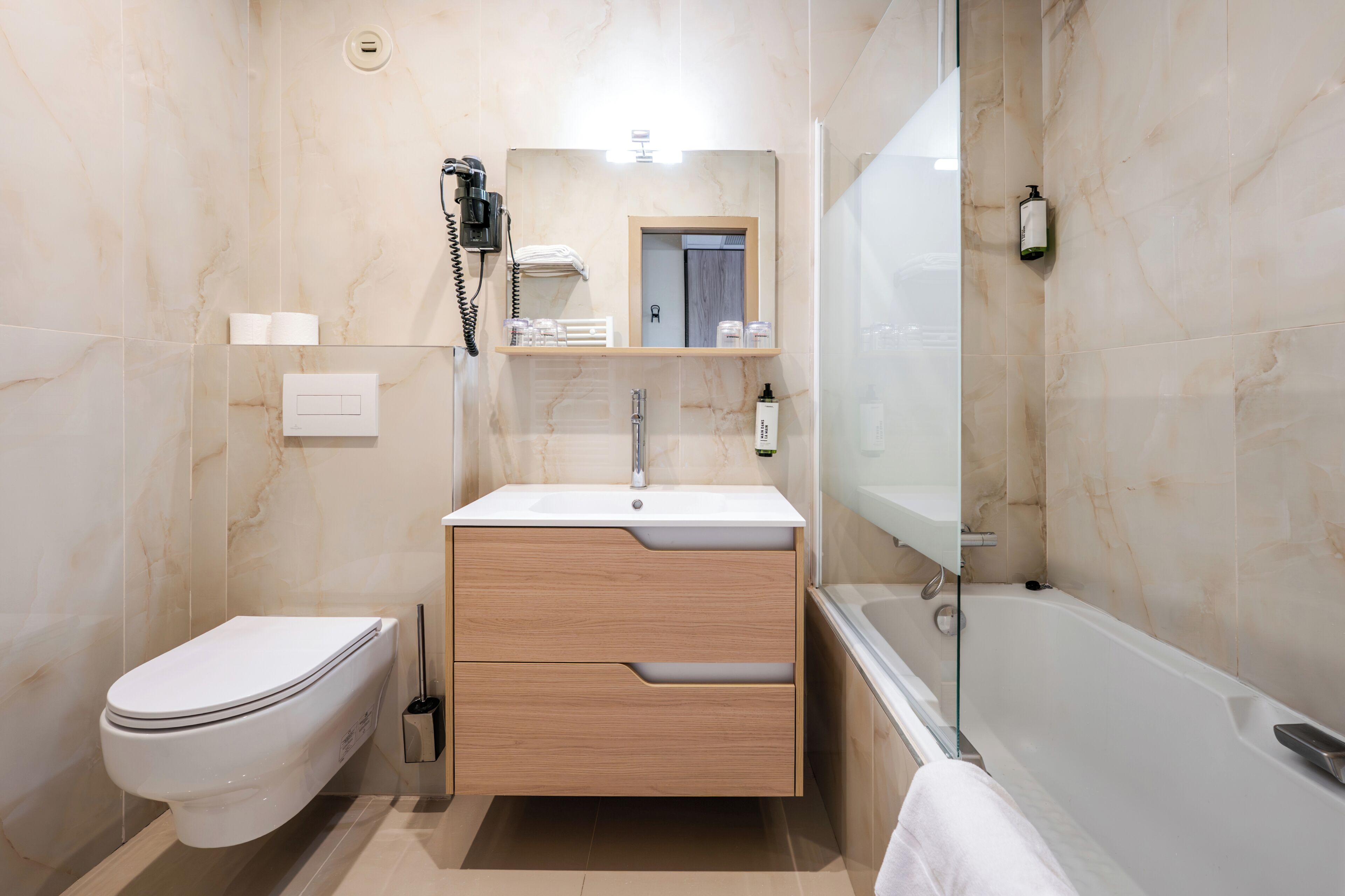 Standard Double Room | Bathroom | Rainfall showerhead, free toiletries, hair dryer, towels