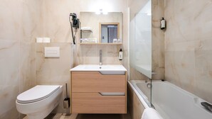 Standaard tweepersoonskamer | Badkamer | Een regendouche, gratis toiletartikelen, een haardroger, handdoeken
