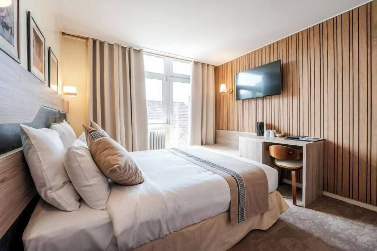 Escritorio, cortinas opacas, tabla de planchar con plancha y wifi gratis