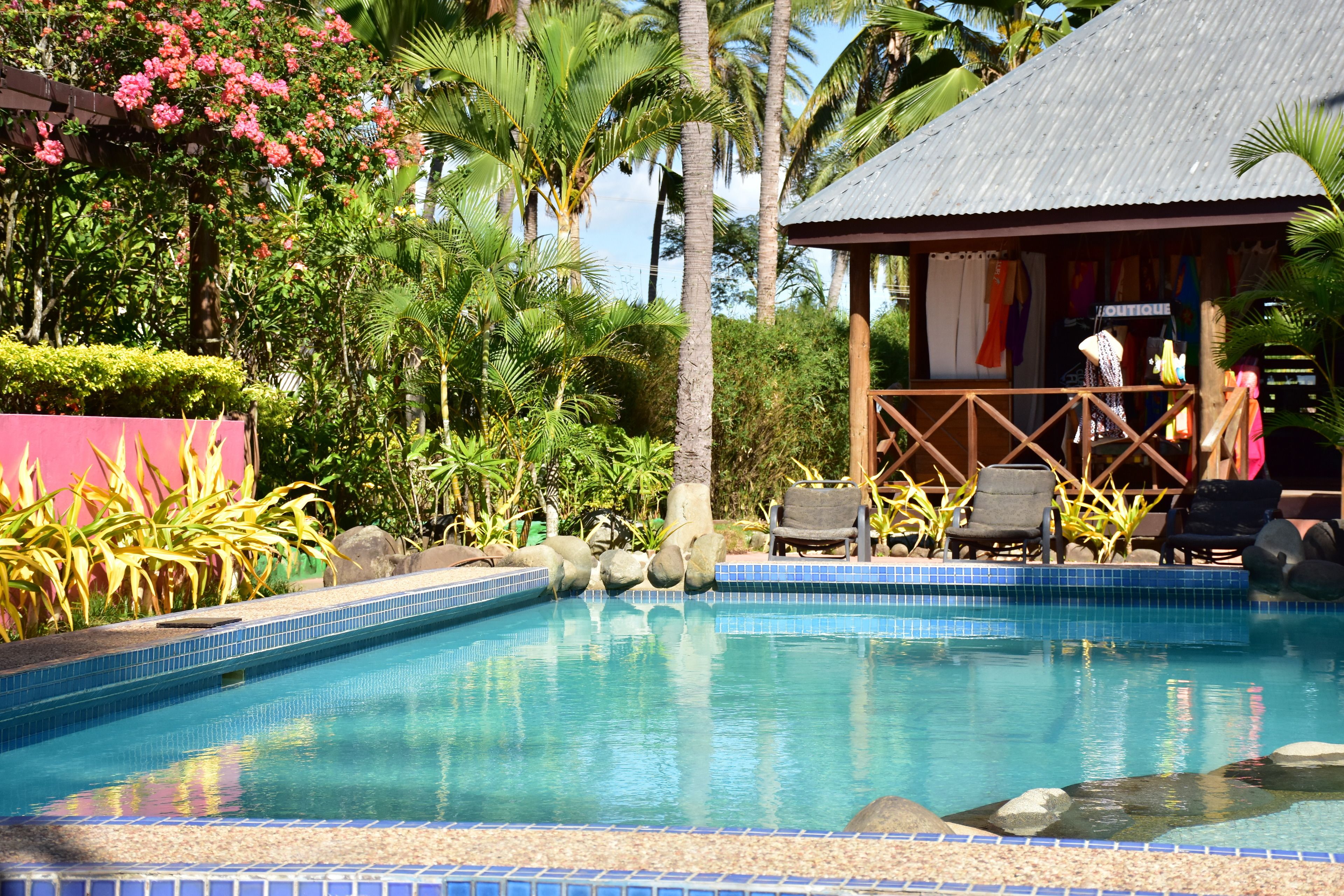 2 ulkouima-allasta, aurinkovarjoja, aurinkotuoleja