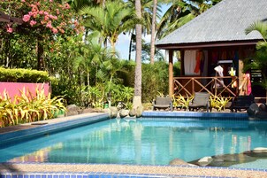 2 piscines extérieures, parasols de plage, chaises longues