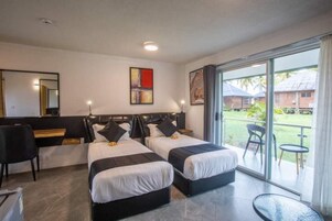 Coffres-forts dans les chambres, fer et planche à repasser