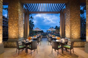 3 restaurants, breakfast, lunch, dinner served; Chinese cuisine