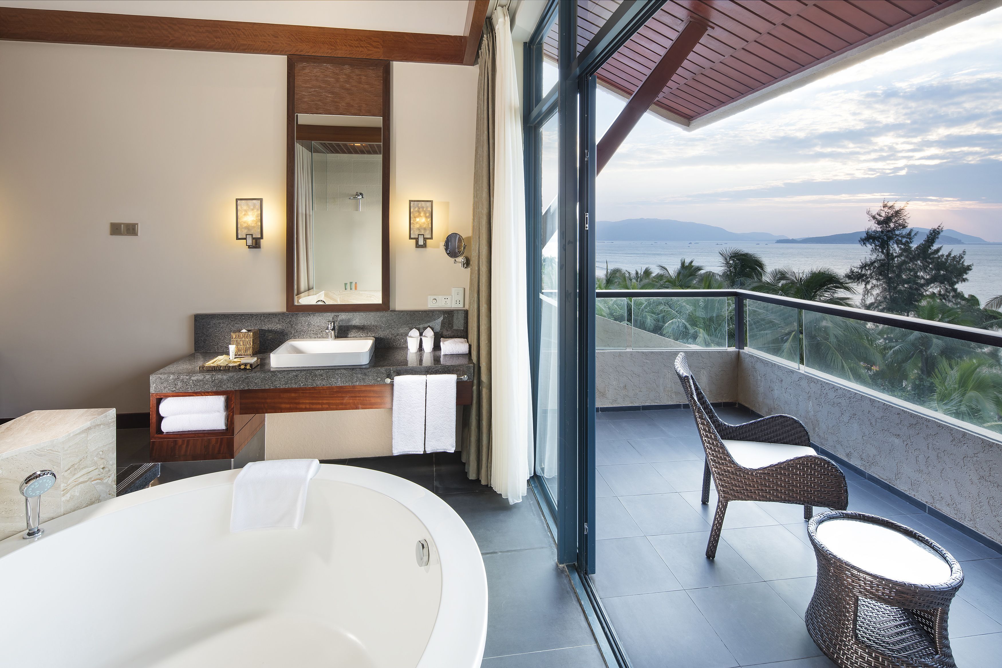 Separate tub and shower, deep soaking tub, rainfall showerhead