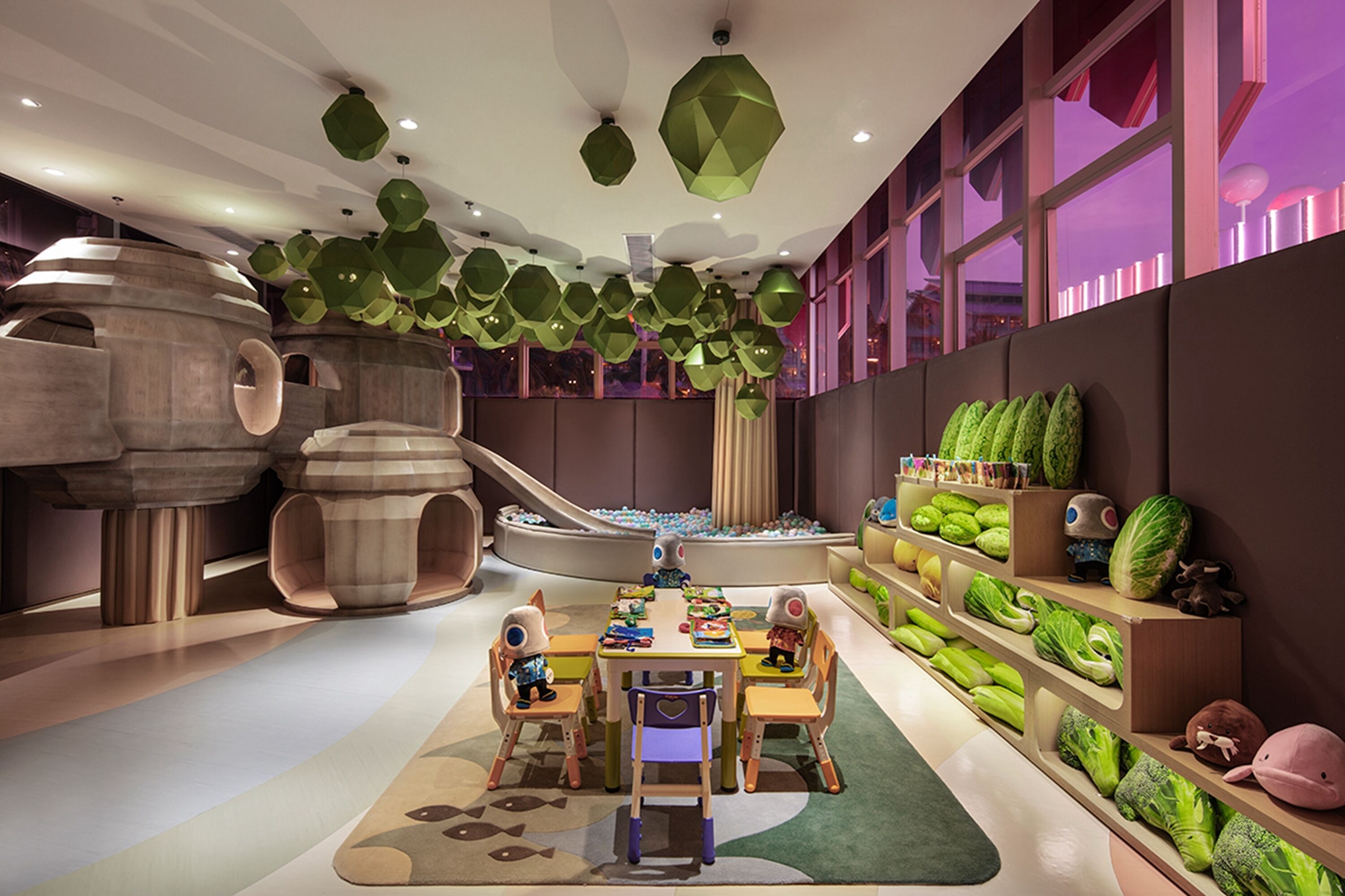 3 restaurants, breakfast, lunch, dinner served; chinese cuisine