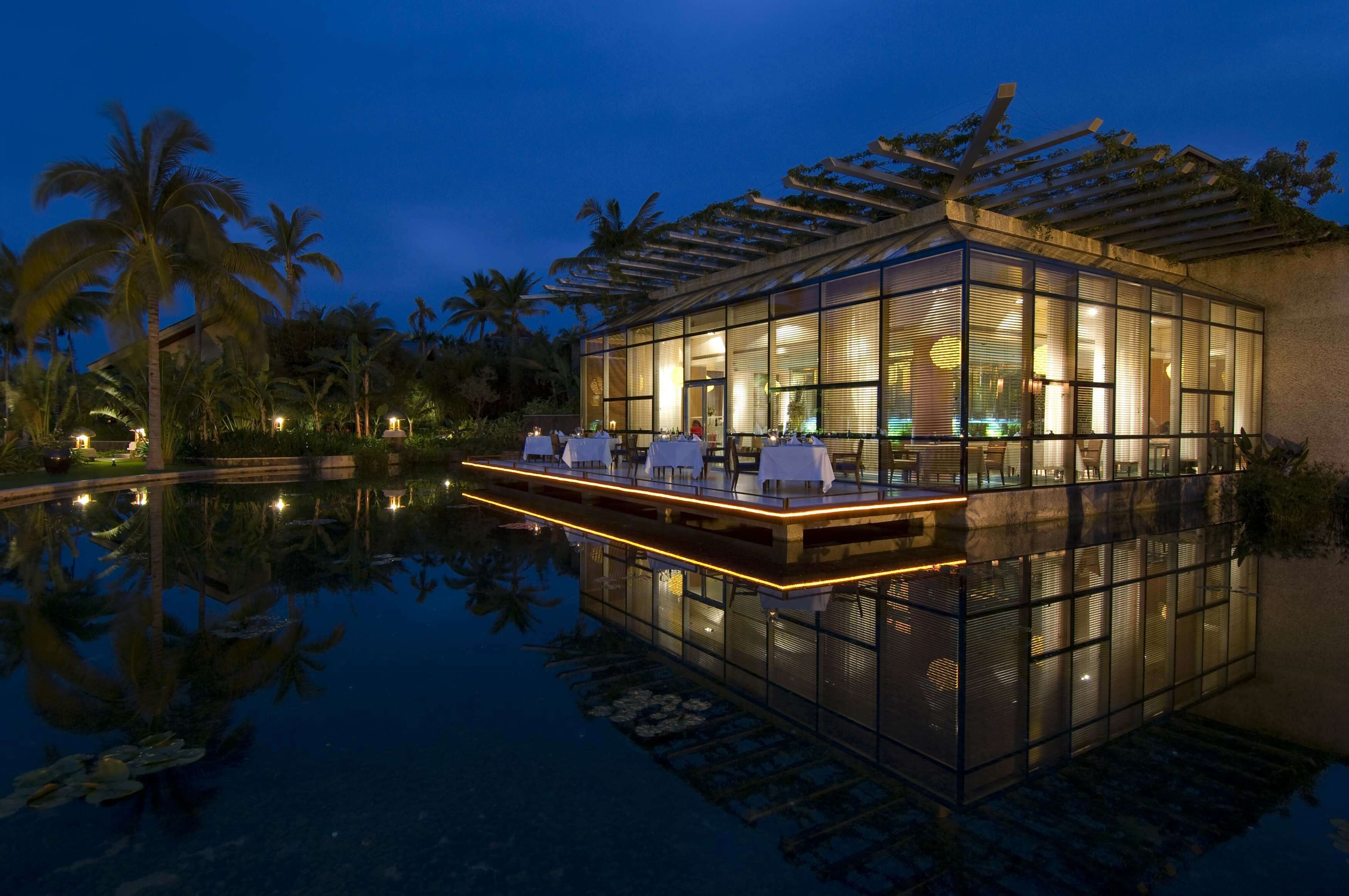 3 restaurants, breakfast, lunch, dinner served; chinese cuisine