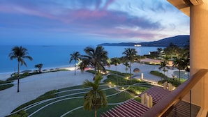 A resort view with a beach, palm trees, and a sunset. - Hilton Sanya Yalong Bay Resort & Spa (Sanya)