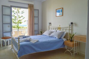 Tweepersoonskamer, uitzicht op zee | Pillowtop-bedden, een kluis op de kamer, een bureau, geluiddichte muren