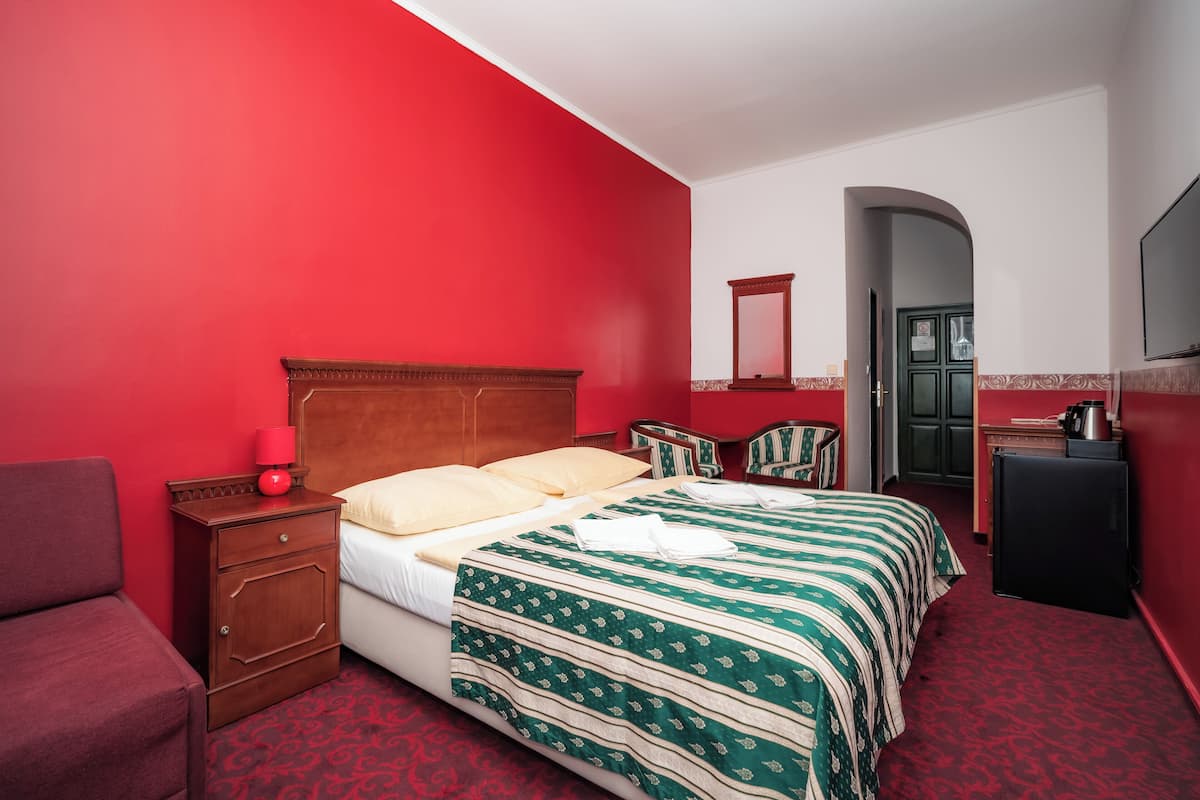 Double room with extra bed | 1 間臥室、客房內保險箱、遮光布/窗簾、免費無線上網