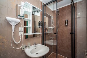 Shower, hair dryer, towels - Hotel Czechia (Prague)