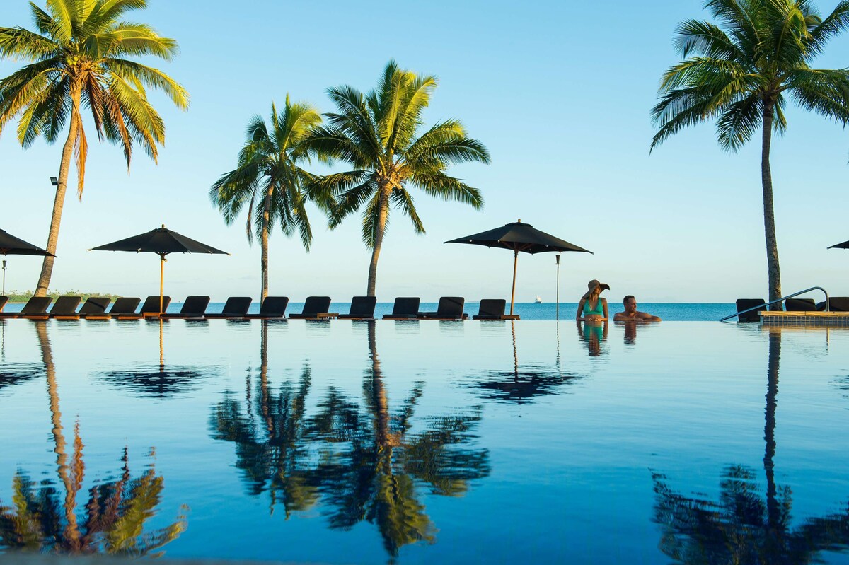 9 piscines extérieures, parasols, chaises longues