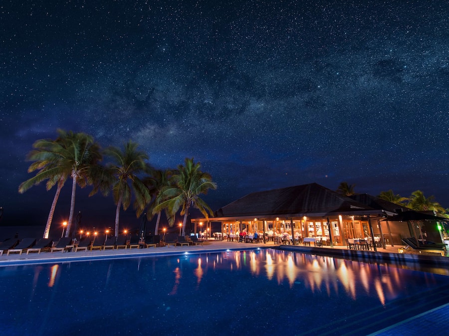 9 utendørsbassenger, bassengparasoller og solsenger